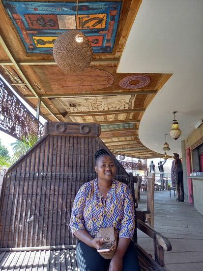 Auch Anitha genießt diese Ausstellung.