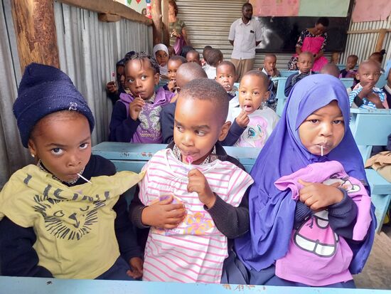 Die Kinder singen noch ein Lied für uns und dann nehmen wir Abschied.