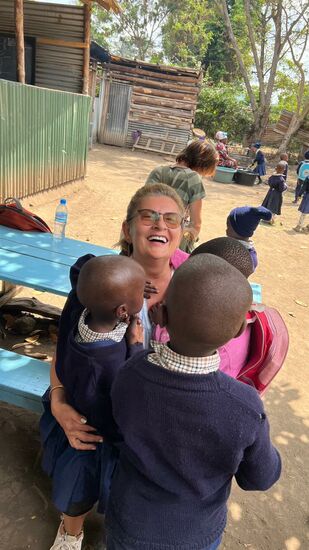 Wir werden freundlich von den Kindern empfangen.