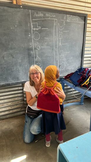 Dann gibt es zuerst eine Überraschung für die zukünftigen Schulkinder  - ein neuer Rucksack mit Heft und Stiften.