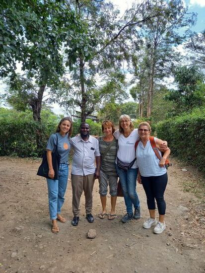Noch ein Abschiedsfoto mit Frank und dann gehen wir. Frank bedankt sich für unsere Hilfe für die Kindertagesstätte.