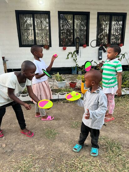 Das neue Spielzeug wird sofort ausprobiert.