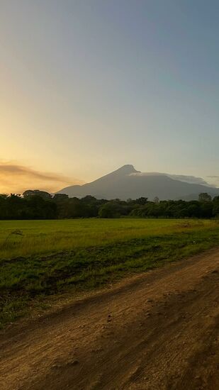 Es wird schon dunkel,  als wir uns verabschieden.  Der Meru zeigt sich von seiner schönen Seite.