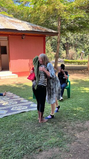 Es gibt viele Umarmungen.