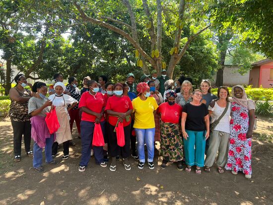 Mit Worten des Dankes gibt es noch ein Foto und Video. 
Dann heißt es endgültig kwaheri und wir verlassen das Cradle. Es war wieder eine sehr schöne Zeit!!