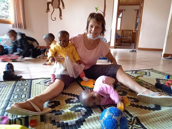 Die Mädchen und Jungen sind überhaupt nicht scheu!