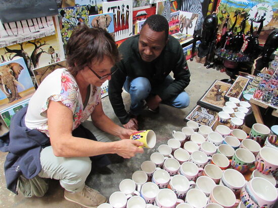 Schöne Tassen aus Porzellan, bemalt mit Massai Motiven - da schlagen wir zu.