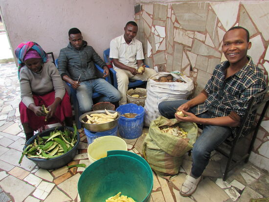 Gleich am Eingang werden jede Menge Kartoffeln geschält.