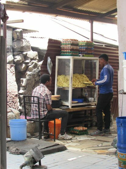 Dort werden die geschnittenen Pommes gelagert.