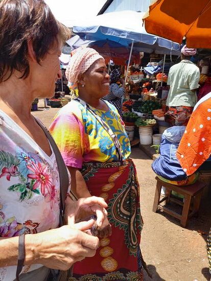 Die Marktfrauen sind so schön farbenfroh gekleidet.