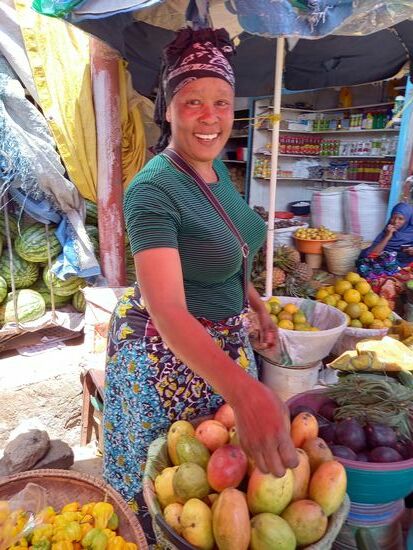Bei dieser Marktfrau kaufen wir Mango und Orangen