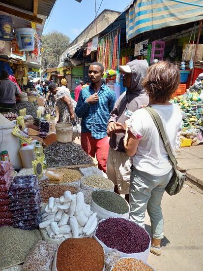 Kreuz und quer ziehen wir über den Markt und Christopher erklärt uns die eine oder andere Frucht, Fische, Gewürze etc.