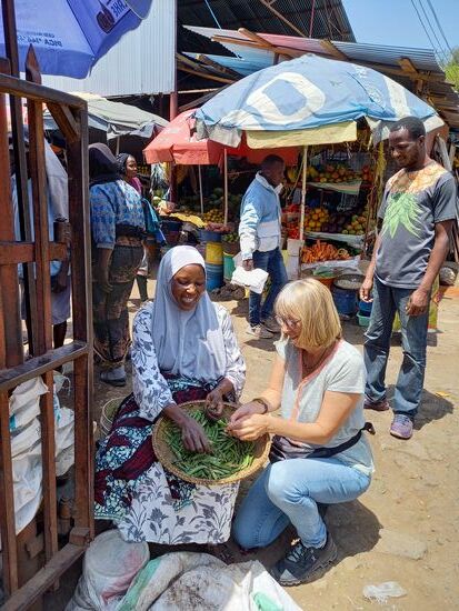 Diese Marktfrau bittet um ein Foto und das ich beim Erbsen pulen helfe    - die Marktfrauen sind einfach nur freundlich und aufgeschlossen.