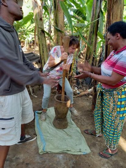 Die gerösteten Bohnen werden gemahlen und nicht nur  Corinna hat einen riesigen Spaß dabei.