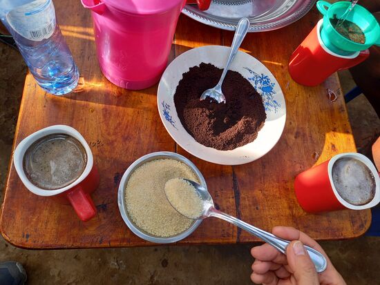 Kaffee Genuss pur 
Ehe wir uns herzlich verabschieden,  lassen wir uns den restlichen Kaffee noch gegen eine kleine Bezahlung einpacken.  So geht ein gelungener Tag zuende.