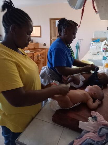 Auf der Babystation sind zur Zeit 14 Jungen und Mädchen. Den Nannys gehört mein Respekt. Sie leisten eine gute Arbeit!