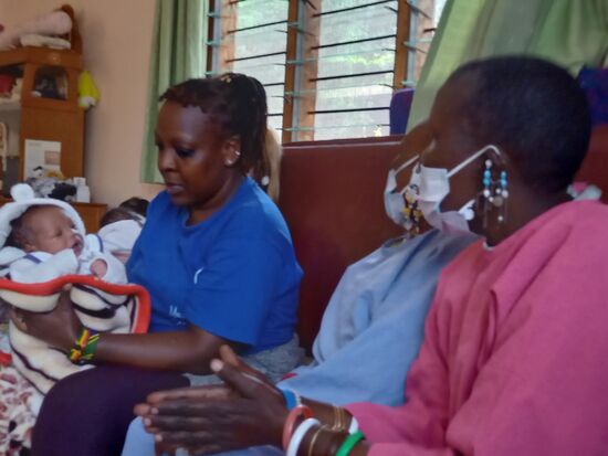 Die beiden Massai Frauen sind sichtlich gerührt, als sie Amani sehen.