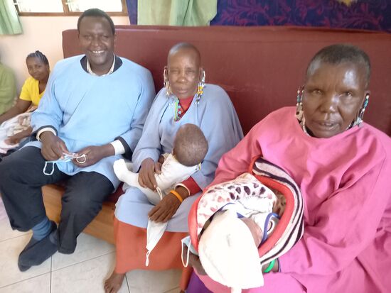 Daniel und die Massai Frauen