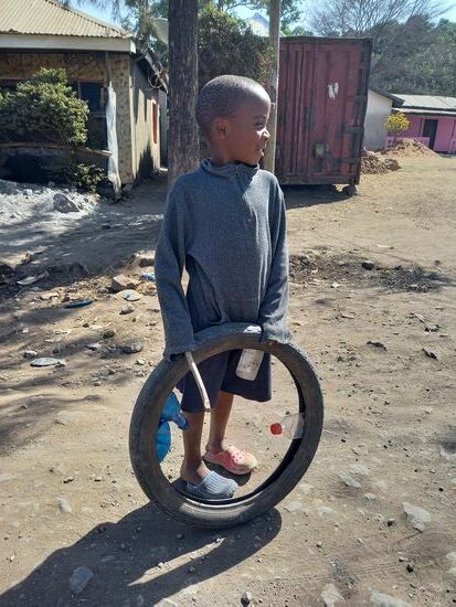 Diesen Jungen treffen wir in Usa River. Er spielt vergnügt mit seinem selbst hergestellten Spielzeug - ganz schön kreativ!