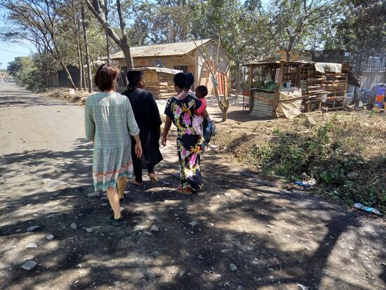 Wir gehen durch das Dorf zur großen Straße, um mit dem Daladala zurück nach USA River zu fahren.