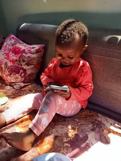 Auch der kleinen Lisa passt etwas von der Kleidung  