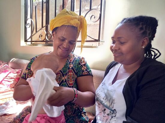 Natürlich hatten wir ein paar Geschenke dabei und das wurde gleich anprobiert.