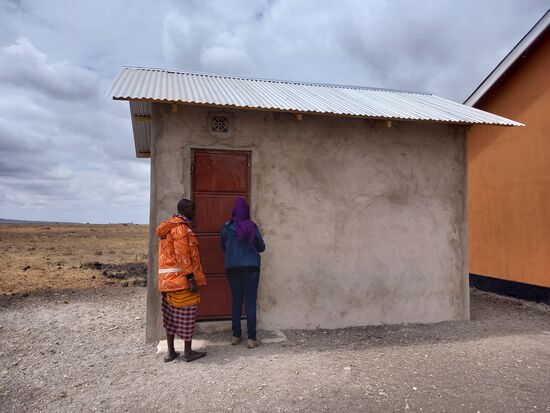 Gemeinsam mit dem Dorfältesten besichtigen wir das Küchenhaus.