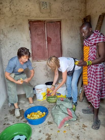 In der Küche zerteilen wir das Obst und die neu mitgebrachten Schüsseln kommen gleich zum Einsatz.