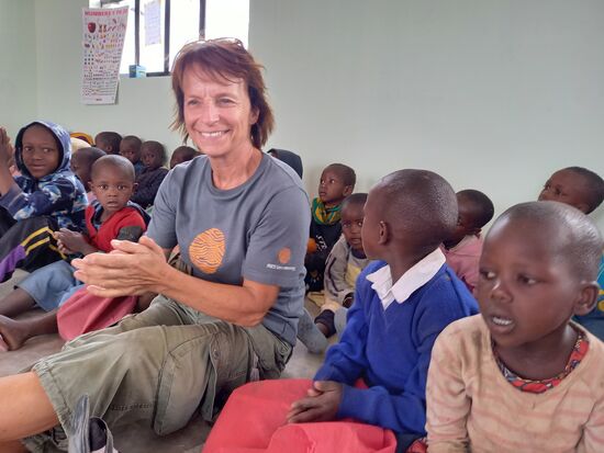 Ehe wir das Obst verteilen, wird noch einmal kräftig gesungen.