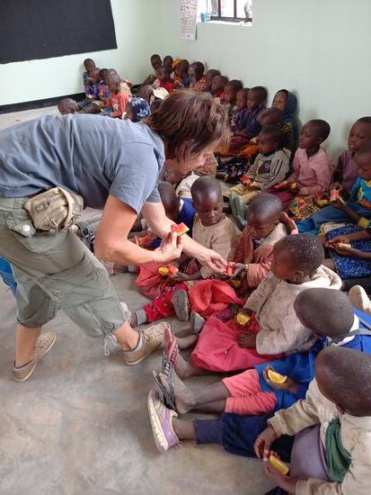 Endlich hat das geduldige Warten der Kinder ein Ende.