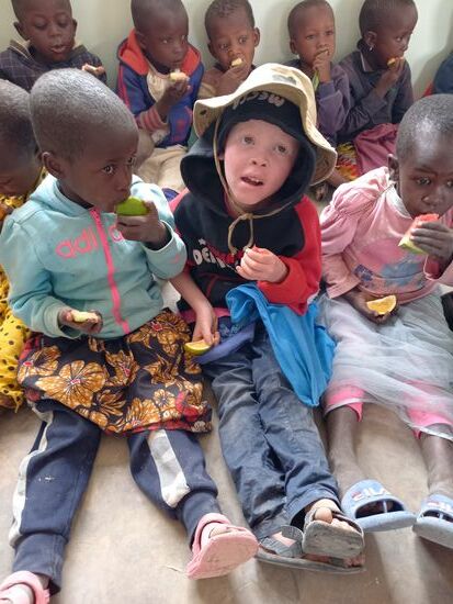 Auch Jacob ist gekommen. Mit diesem kleinen Albino Jungen fing die Story von der "School of Hope" an.