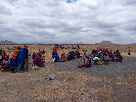 Während wir im Klassenraum die Orangen und Melonen verteilen,  warten draussen immer mehr Mütter mit ihren Kleinkindern. Alle in der Hoffnung, auch etwas abzubekommen.