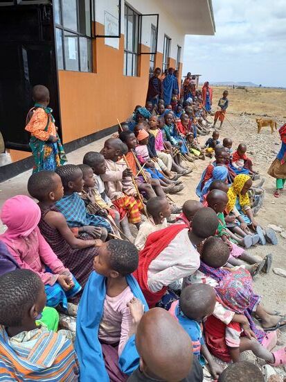 So viele Jungen und Mädchen und alle schauen sie uns erwartungsvoll an. Gut das unsere Schale noch nicht leer ist.