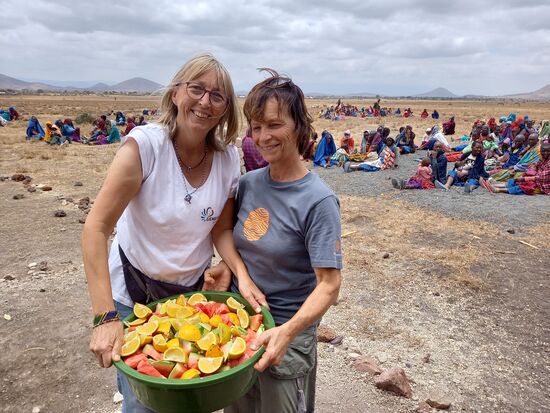 Weiter geht es zu den Frauen mit ihren Kleinkindern die etwas entfernt von der Schule im verdorrten Gras hocken und auf uns warten.
