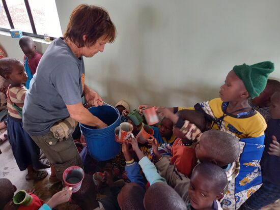 Corinna wird von allen Seiten bedrängt.