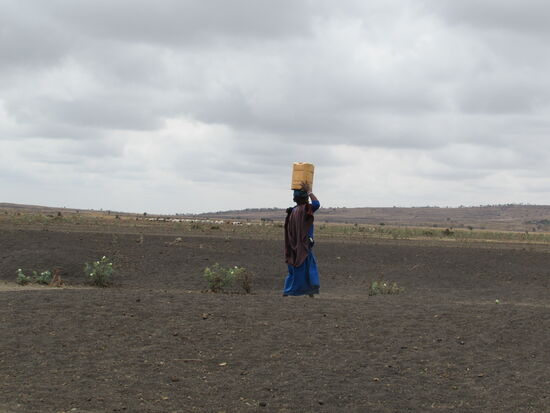 Viele Frauen tragen das Wasser kilometerweit nach Haus.