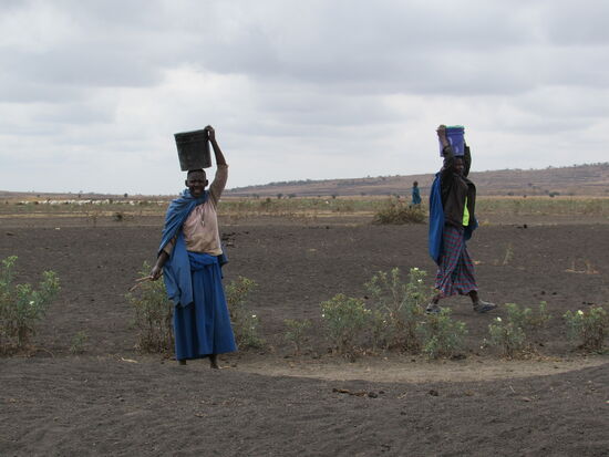 Auf dem Kopf das Wasser, auf dem Rücken oftmals noch ein Kind.