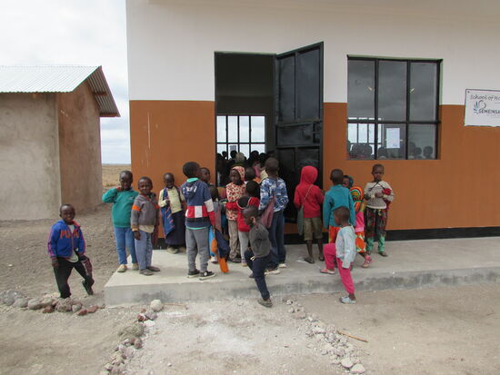 Die Kinder strömen in den Klassenraum.