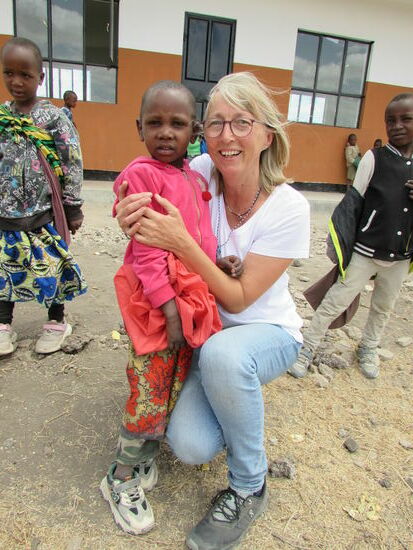 Diese Kleine hat wieder und wieder meine Hände berührt und gestreichelt. Die weiße und weiche Haut fasziniert diese Kinder.