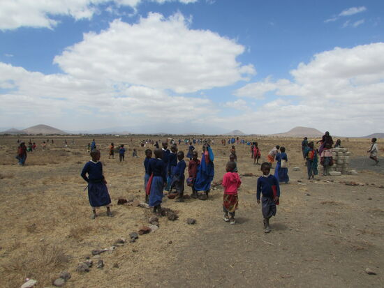 Dann ziehen sie wieder hinaus in die Savanne, zurück in ihre Dörfer.