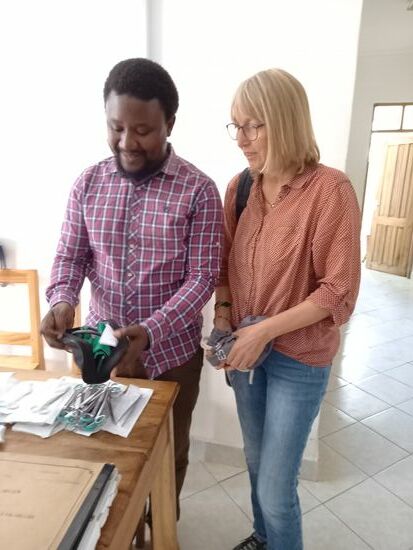 Dr. Hillary freut sich über die Spenden