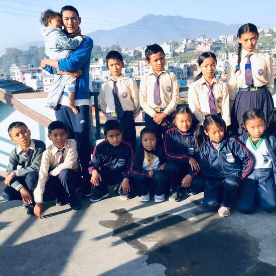 Passang mit den Mädchen und Jungen vom Future Horizont.