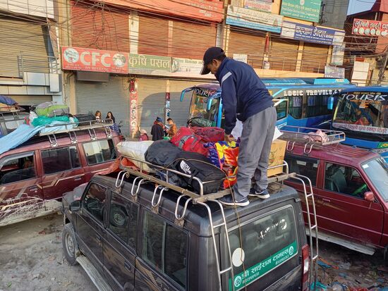 Unsere Rucksäcke sind verzurrt.