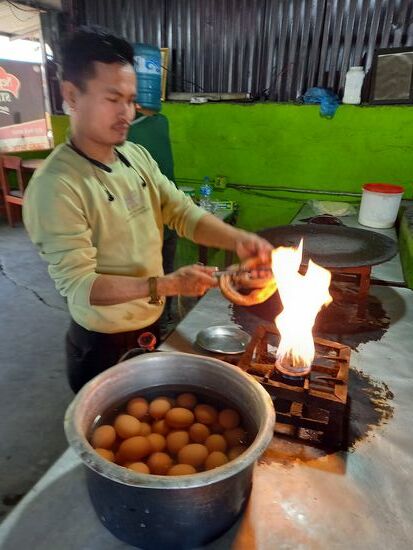 Matthias entscheidet sich für ein Gebäck, dass über offener Flamme erwärmt wird. Mir reicht ein Kaffee.