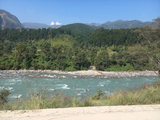Über weite Strecke folgen wir einem reißenden Fluss