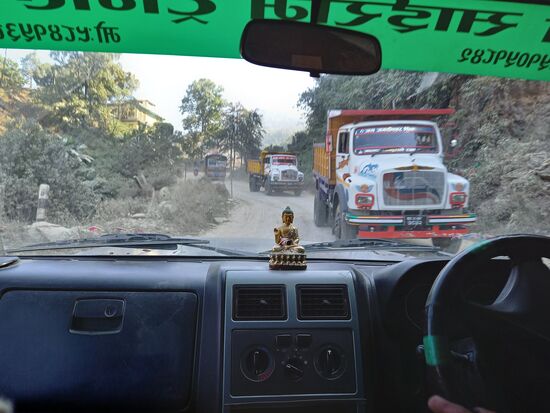 Die Strecke wird derweil immer schmaler und unwegsamer. Bei so viel Schlaglöcher und Felsbrocken kann man kaum Fotos machen, die nicht komplett verwackelt sind.