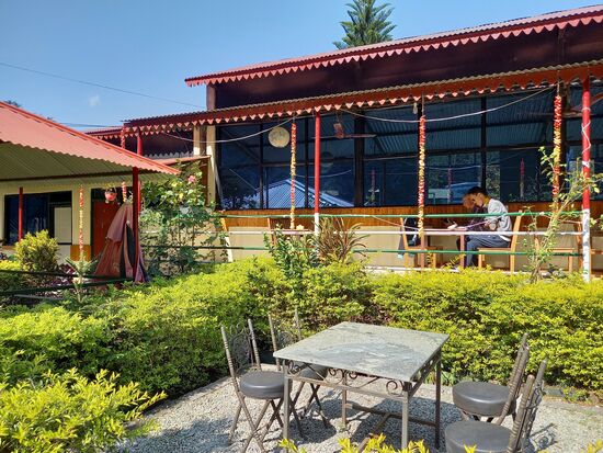 Hier gibt es Mittag - Reis, Gemüsebrühe und Gemüse  