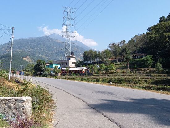 Dort geht es für eine kurze Strecke auf einer gut ausgebauten Straße weiter.