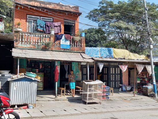 Nach einer Weile kommt ein Stopp,  an dem wir unsere Reisepässe zur Registrierung vorlegen müssen.