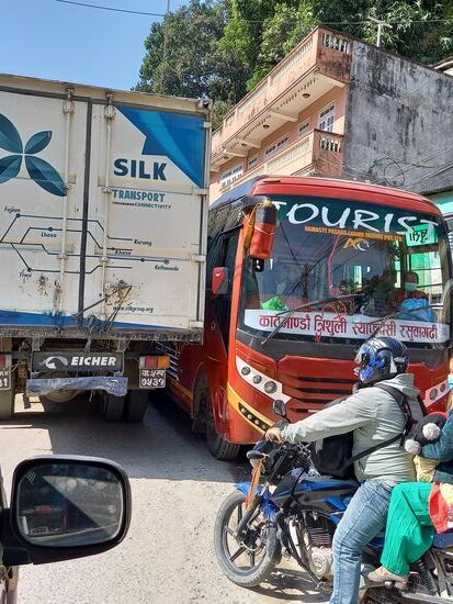 Die Straßen sind teilweise so schmal, daß es schon mal eng werden kann.